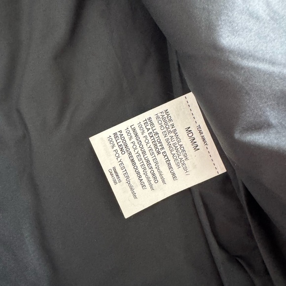 Mens Under Armour Puffer coat size medium, black and gray. Non smoking home. - Picture 3 of 10